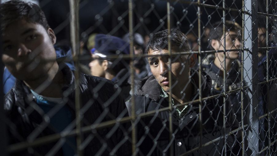 Refugiados afganos y sirios esperan para cruzar la frontera entre Macedonia y Grecia, cerca de GevgelijaRefugiados afganos y sirios esperan para cruzar la frontera entre Macedonia y Grecia, cerca de Gevgelija