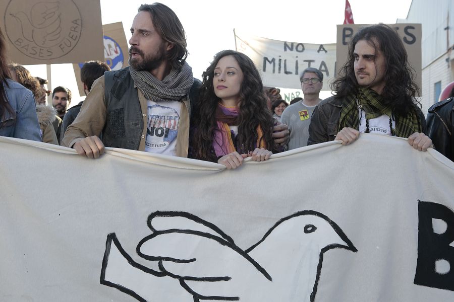 Cuéntame cómo pasó - Karina, en una manifestación con Isaías