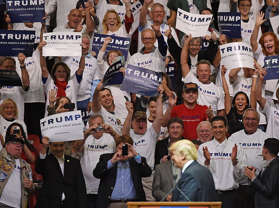 Donald Trump, jaleado por sus seguidores durante el mitin que celebró en un casino de Las Vegas