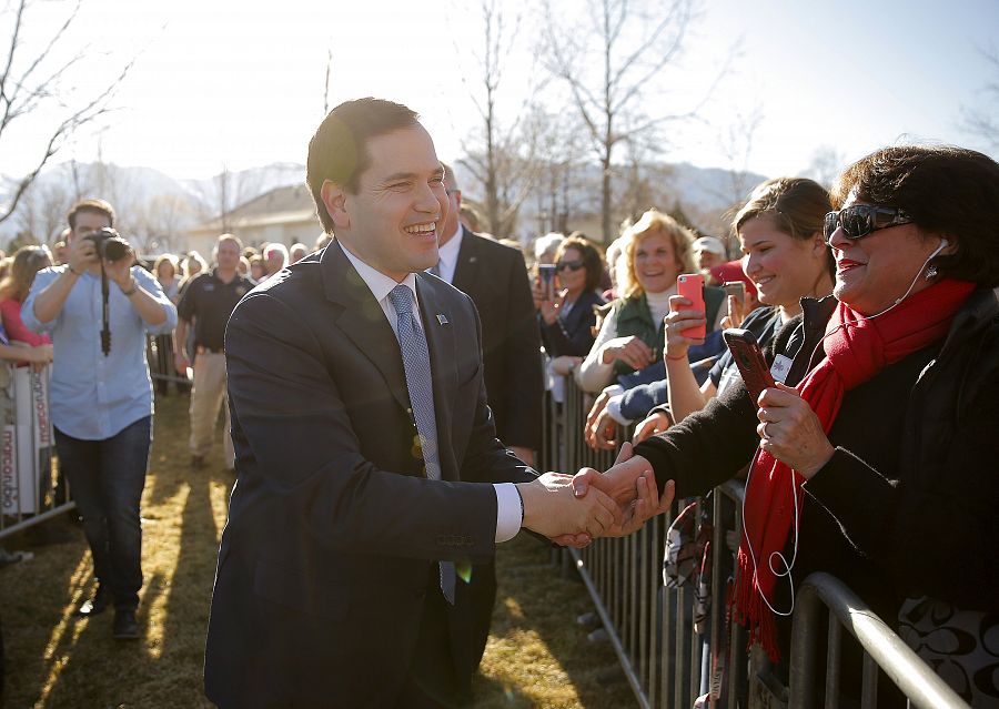 Rubio saluda a sus seguidores en un acto celebrado en la localidad de Minden, en Nevada