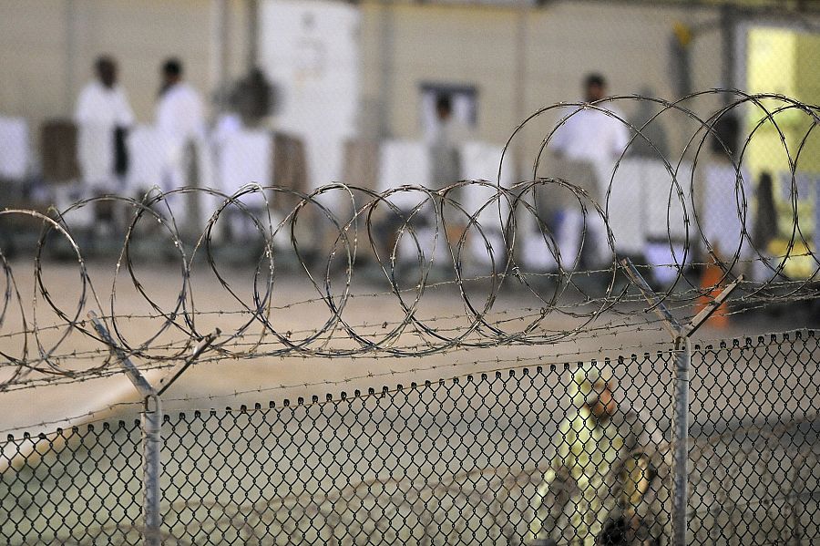 Varios prisioneros en un patio de la cárcel de Guantánamo