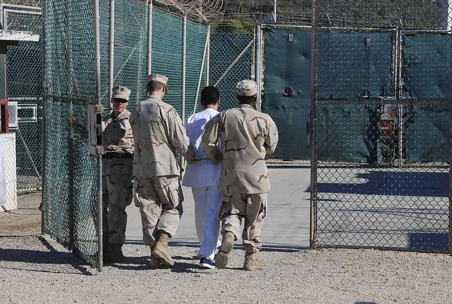Soldados de la marina estadounidense trasladan a un detenido en el interior de la prisión de Guantánamo