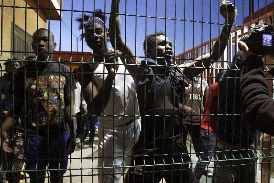 Inmigrantes subsaharianos en el Centro de Estancia Temporal de Inmigrantes (CETI) de Melilla