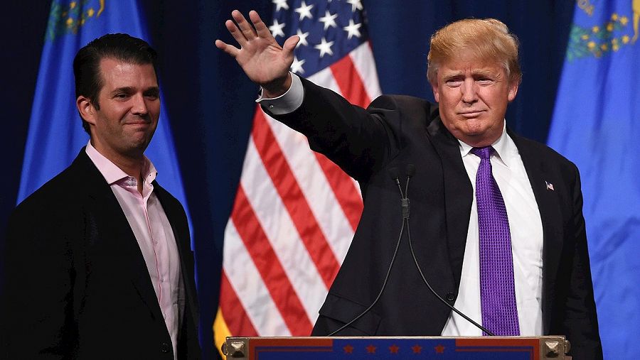 Donald Trump con su hijo, celebra su victoria en Las Vegas, Nevada, el 23 de febrero de 2016. Ethan Miller/Getty Images/AFP