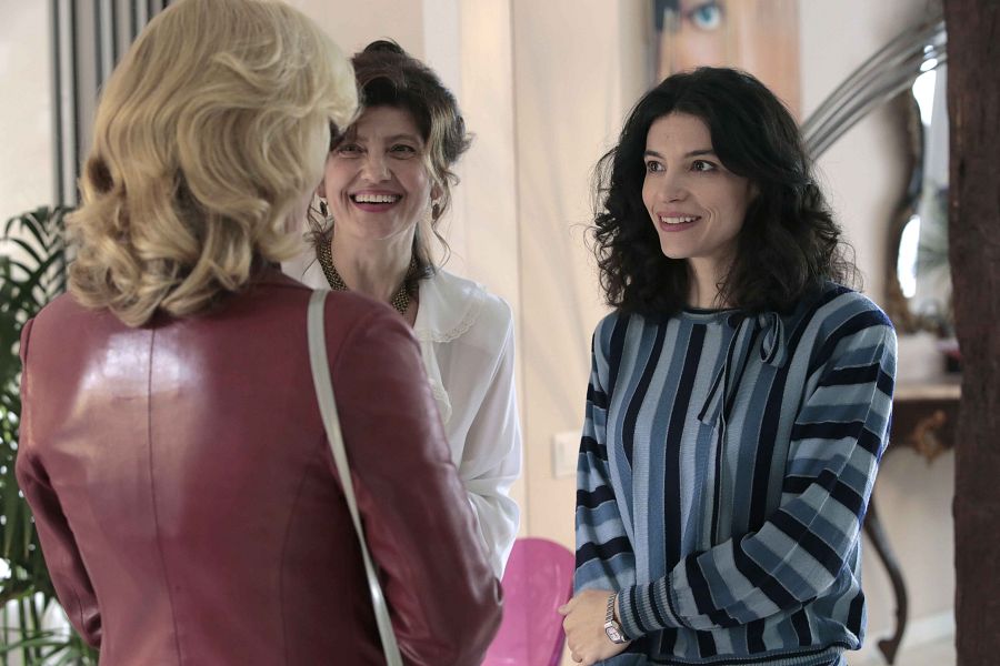 Merche junto a Inés y la hermana de José Ignacio, interpretada por Nieve de Medina.