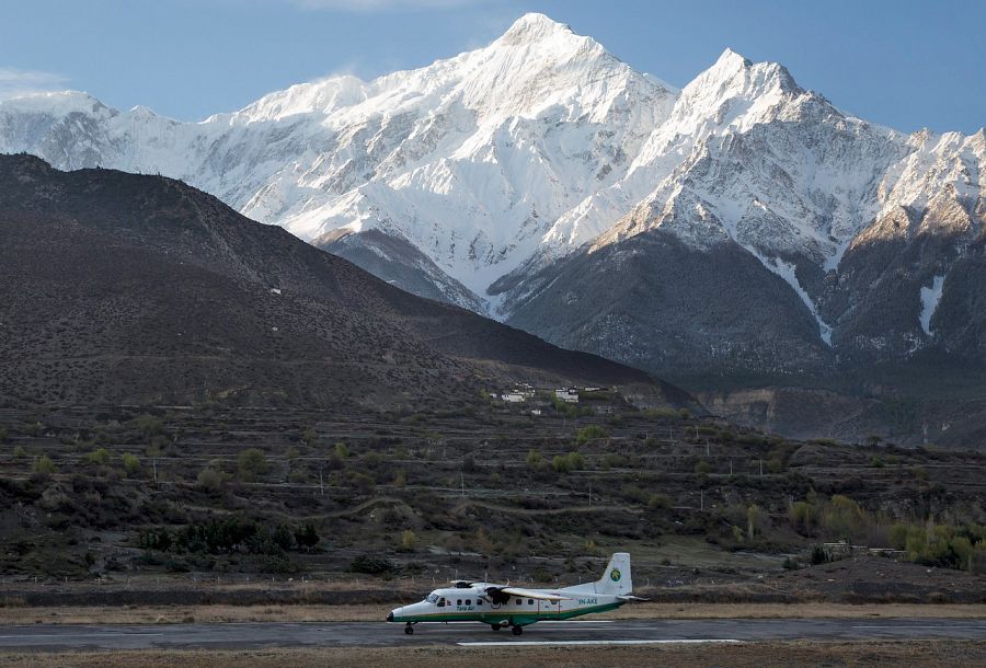 Fotografía facilitada que muestra una avioneta de Tara Airlines durante su aterrizaje en el aeropuerto Jomsom en Katmandú (Nepal) el 14 de abril de 2015. EFE/Narendra Shrestha