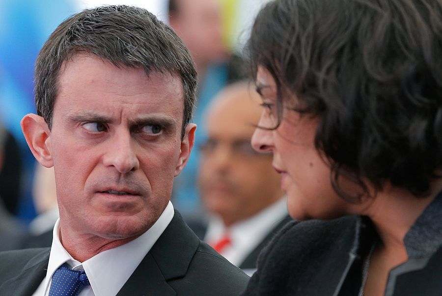 El primer ministro francés, Manuel Valls, charla con la ministra de Trabajo, Myriam El Khomri