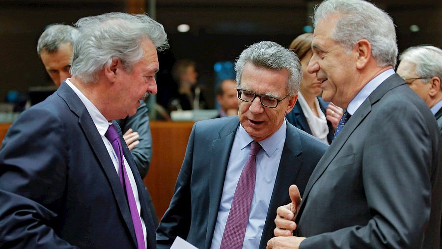 (De izq a der) El ministro de Exteriores luxemburgués, Jean Asselborn; el ministro de Interior alemán, Thomas de Maiziere, y el comisario europeo de Migración e Interior, Dimitris Avramopoulos, conversan al inicio de una reunión del Consejo de la UE
