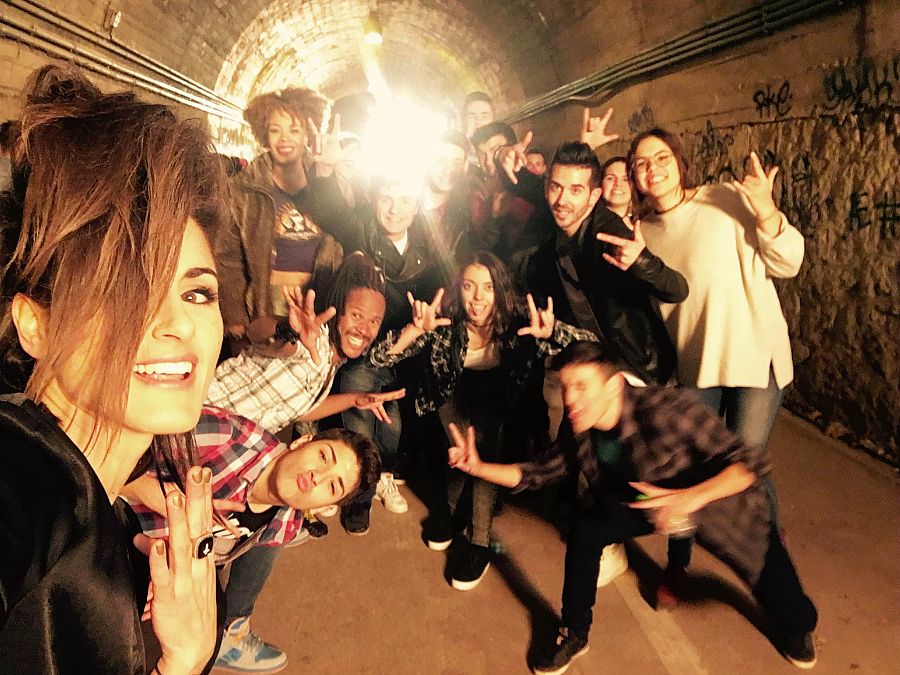 Barei con los fans que aparecerán en su videoclip