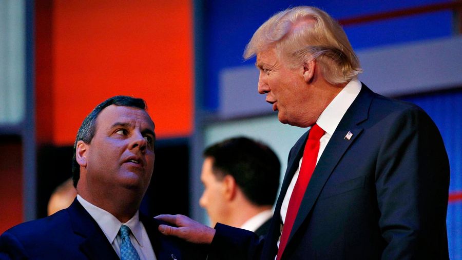 Chris Christie, a la izquierda, charla con Donald Trump durante la publicidad en un debate televisado del 6 de febrero