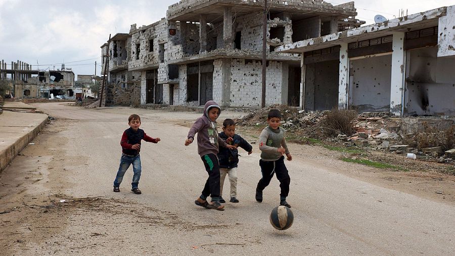 Varios niños juegan en la ciudad siria de Bosra