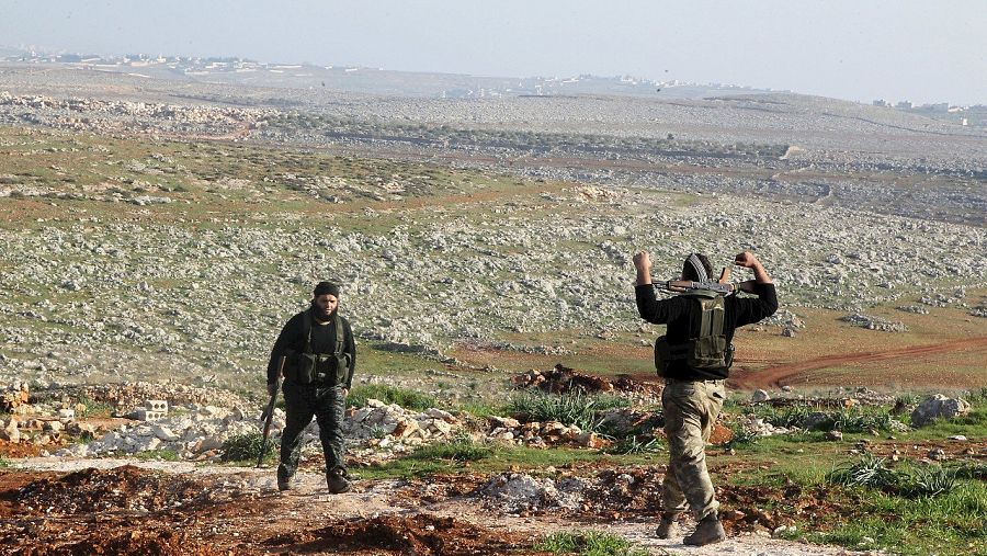 Miembros de la brigada Ahrar Souriya, parte del Ejército Libre Sirio, en las montañas aledañas a la aldea de Al Tamorah, en el norte de Alepo, el 28 de febrero de 2016. REUTERS/Abdalrhman Ismail