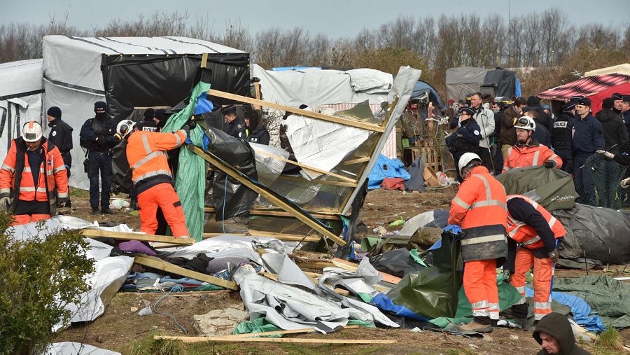 Las auroridades francesas inician en Calais el desmantelamiento del campamento de refugiados llamado 