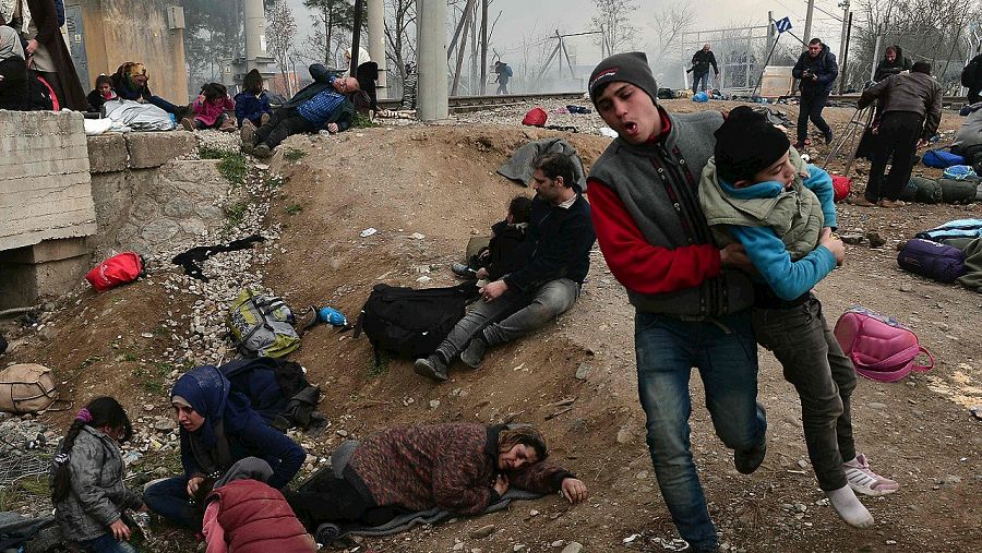 Varias personas afectadas por los gases lacrimógenos en la frontera entre Grecia y Macedonia, el 29 de febrero de 2016. AFP / LOUISA GOULIAMAKI