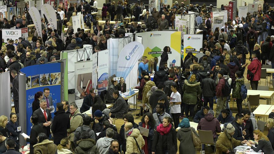 Visitantes, migrantes y ofertantes de empleo en la feria laboral de Berlín