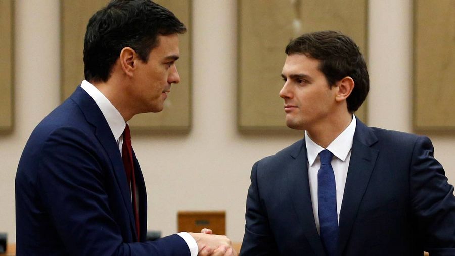 Sánchez y Rivera firman un pacto de investidura.