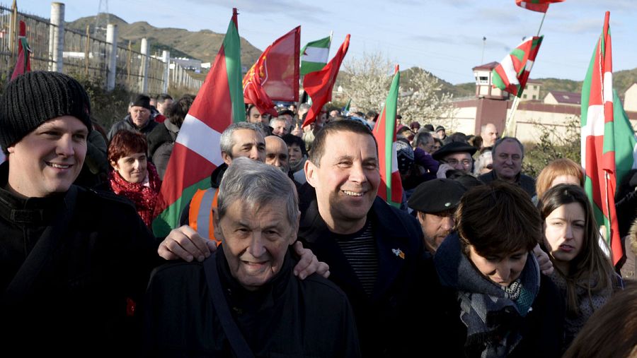 Arnaldo Otegi, rodeado de sus simpatizantes, nada más salir de la prisión de Logroño