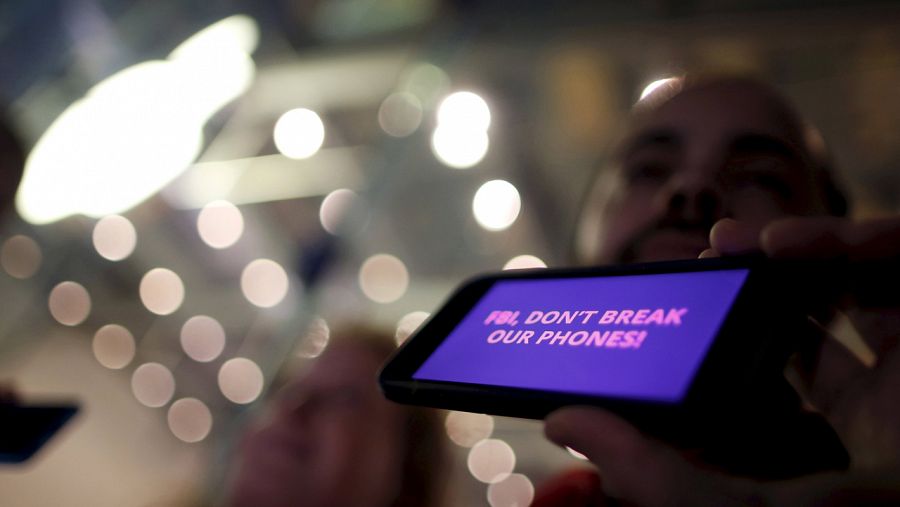 Un usuario de iPhone muestra su teléfono durante una manifestación en apoyo de Apple en EE.UU.