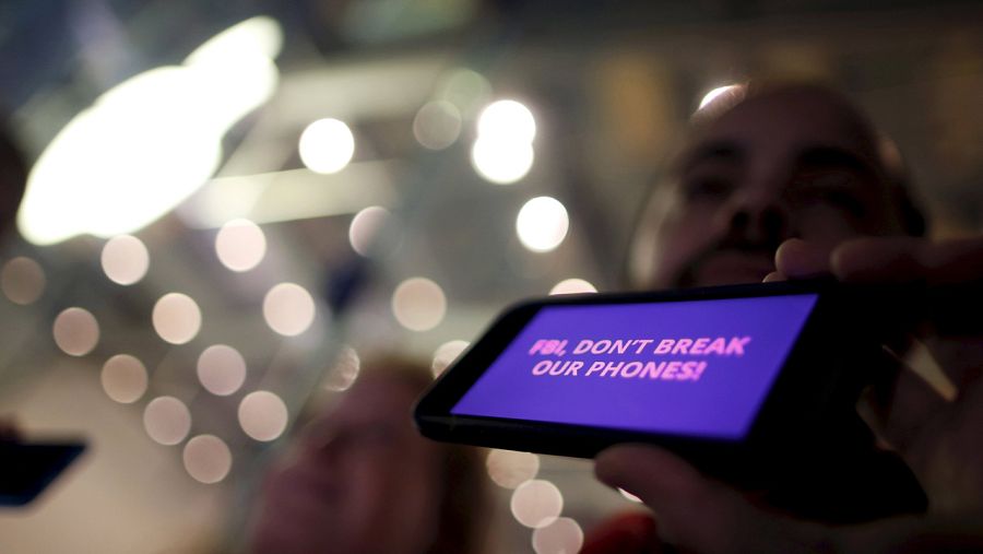 Un usuario de iPhone muestra su teléfono durante una manifestación en apoyo de Apple en EE.UU.