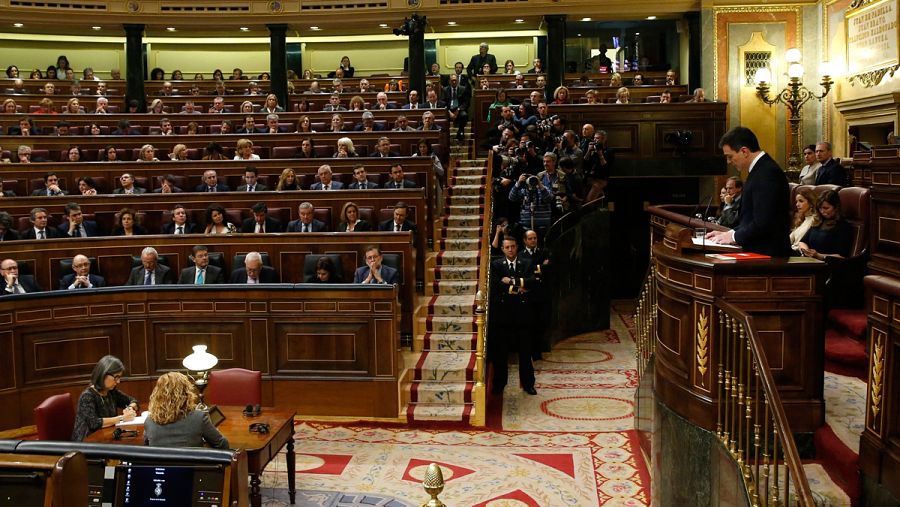 Pedro Sánchez habla ante el hemiciclo del Congreso en la primera jornada de la sesión de su investidura.