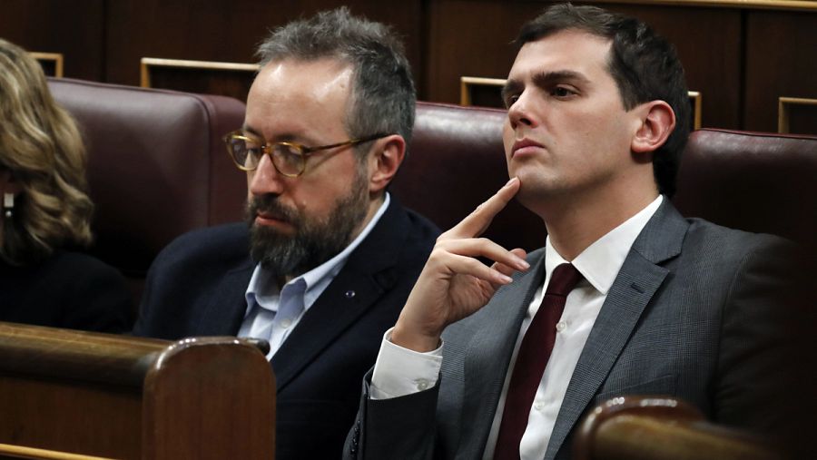 El líder de Ciudadanos, Albert Rivera, escucha el discurso de Sánchez