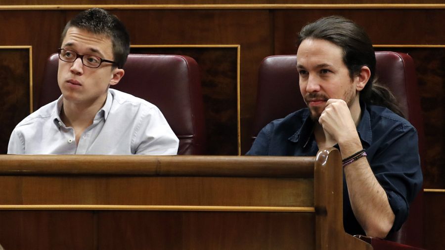 Los líderes de Podemos, Pablo Iglesias (d) e Iñigo Errejón, escuchan a Sánchez