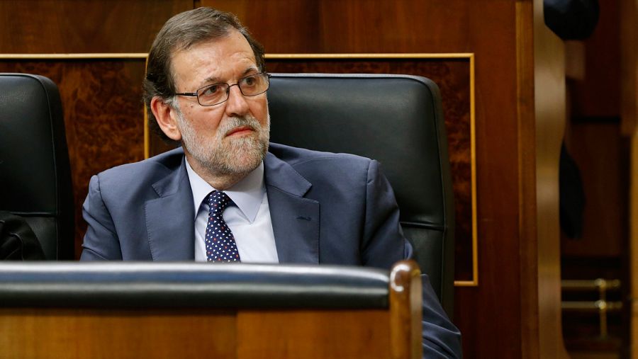 El presidente del Gobierno en funciones, Mariano Rajoy, atiende el discurso de investidura de Sánchez