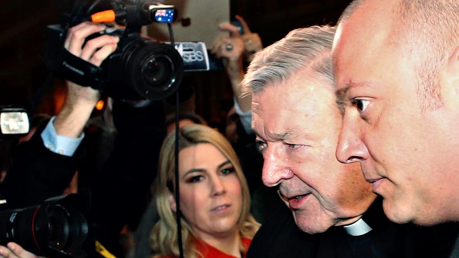 El cardenal George Pell, en el centro con alzacuellos, a su llegada para declarar al Hotel Quirinale, en Roma