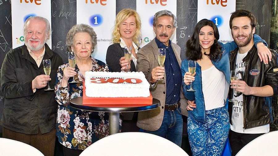 Cuéntame cómo pasó- Los protagonistas de Cuéntame brindan por 300 capítulos más.