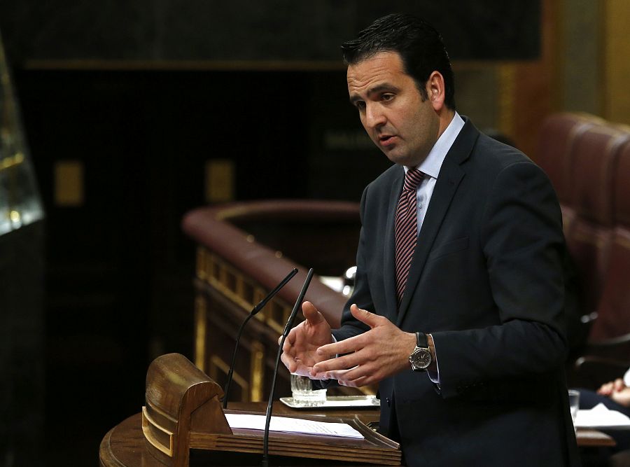 El portavoz de UPN, Íñigo Alli, durante su intervención en la sesión de la tarde de la segunda jornada del debate de investidura