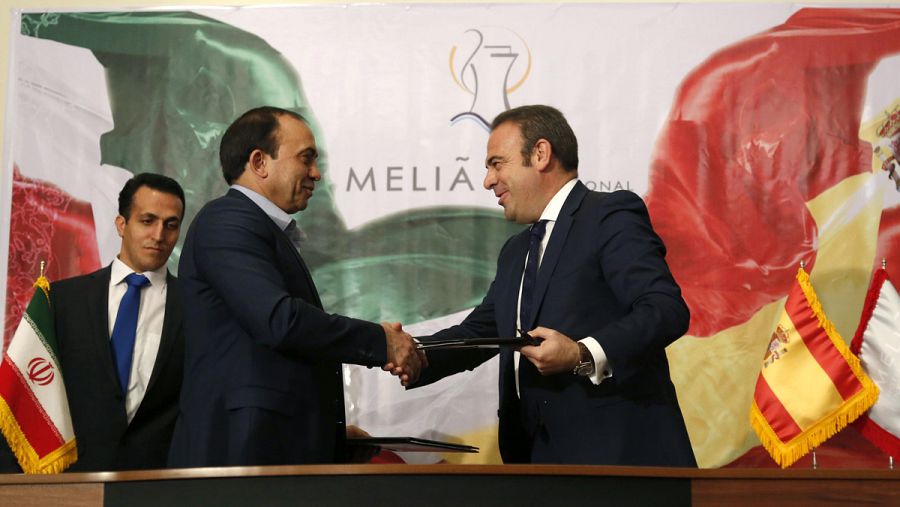 A la derecha de la imagen Gabriel Escarrer, vicepresidente y consejero delegado de Meliá Hotel International, saluda a Ahad Azim Zadeh, inversor iraní que está construyendo el complejo Middle East Diamond.