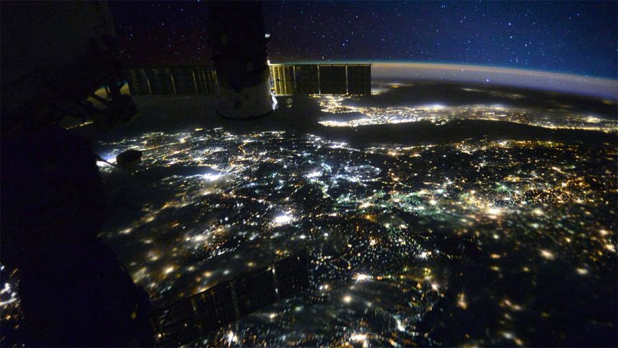 La Tierra de noche, iluminada por la luz de las ciudades. (SCOTT KELLY)