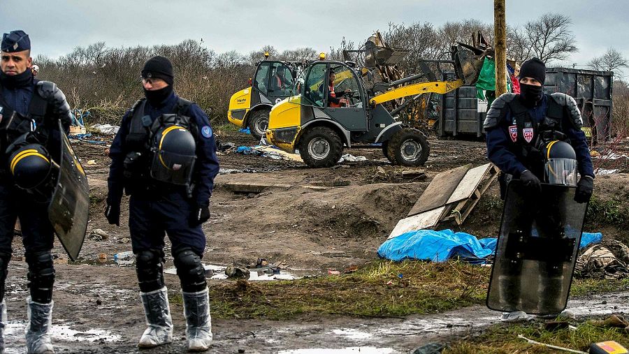 Policías antidisturbios participan en el desmontaje del campamento de migrantes conocido como 