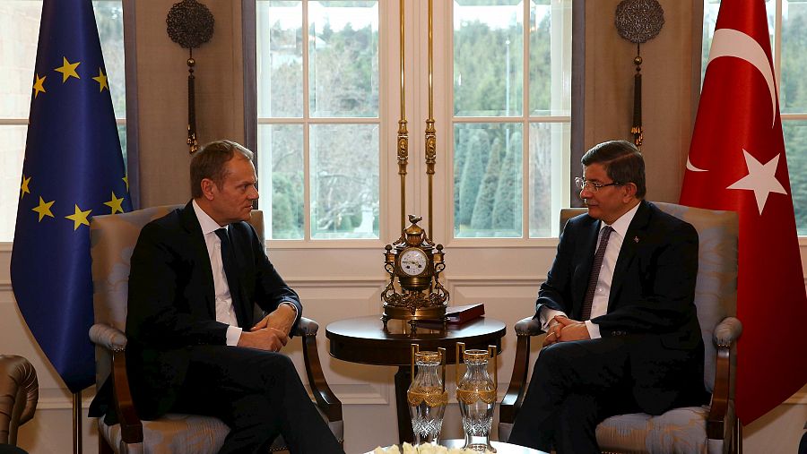 El presidente del Consejo Europeo, Donald Tusk, con el primer ministro turco, Ahmet Davutoglu