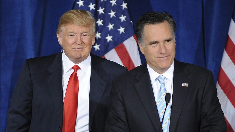 Fotografía fechada el 2 de febrero de 2012 que muestra al candidato presidencial del Partido Republicano en las elecciones de 2012 en EEUU, Mitt Romney, junto al magnate Donald Trump