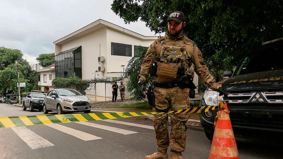 Agentes de la Policia Federal brasileña en la sede del Instituto Lula durante los registros