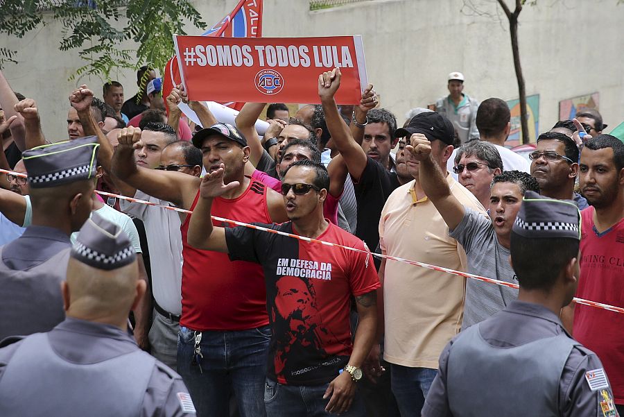 Un grupo de segudiores de Lula da Silva protesta frente a su apartamento en Sao Bernardo do Campo después de su detención