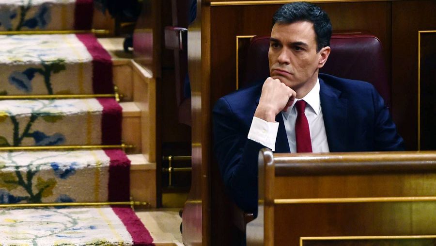 Sánchez escucha en el debate de investidura.