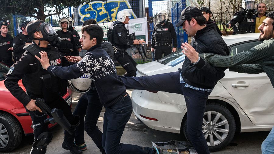 Un policía de paisano golpea a un manifestante frente a las oficinas del diario Zaman en Estambul