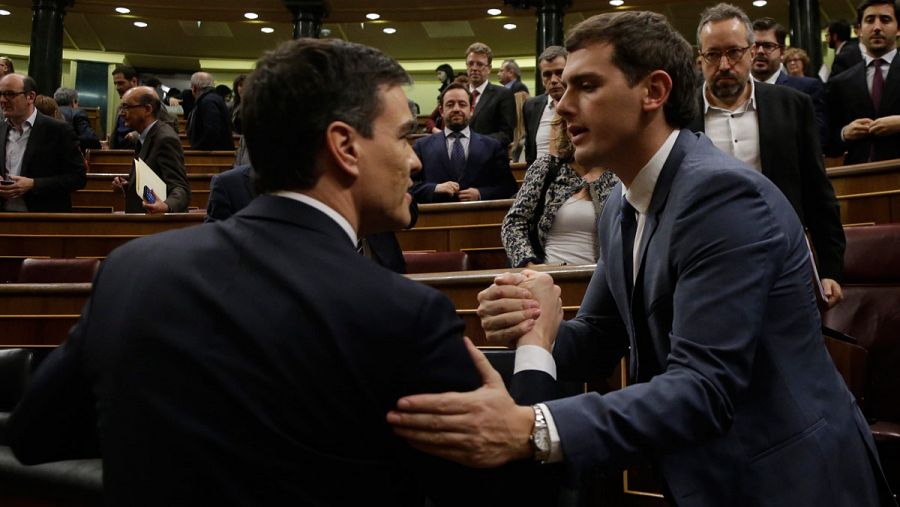 Pedro Sánchez y Albert Rivera se saludan en el Congreso tras fracasar la investidura como presidente del Gobierno del líder del PSOE