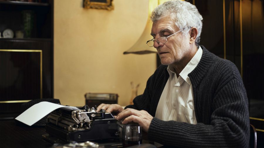Autor escribiendo con una máquina de escribir