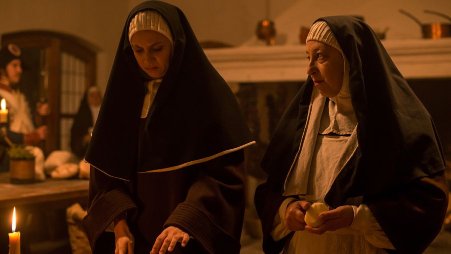 Angustias cocina con Amelia en la cocina del Convento de las Clarisas de Tordesillas para Napoleón