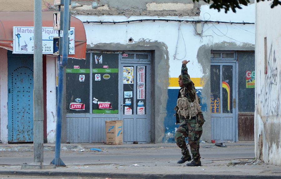 Un soldado de las fuerzas especiales tunecinas en Ben Guerdan, durante la operación contra los yihadistas infiltrados desde Libia