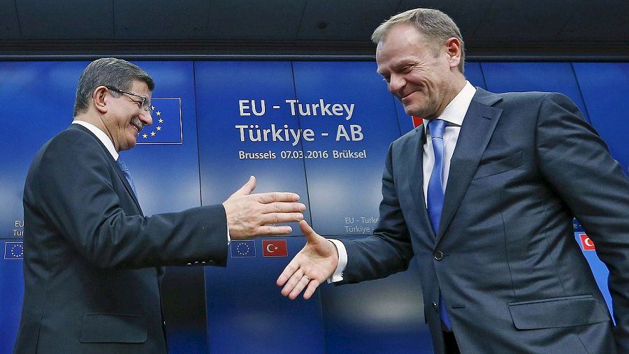 El primer ministro turco, Ahmet Davutoglu, estrecha la mano del presidente del Consejo Europeo, Donald Tusk, en Bruselas, el 8 de marzo de 2016. REUTERS/Yves Herman