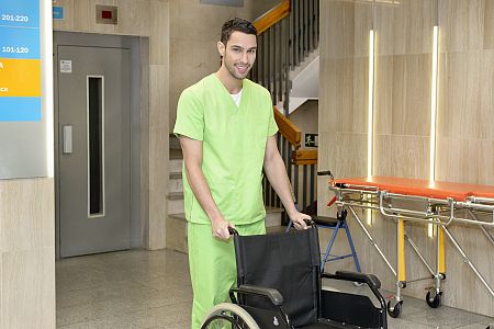 Jorge trabaja en 'Centro Médico' como celador