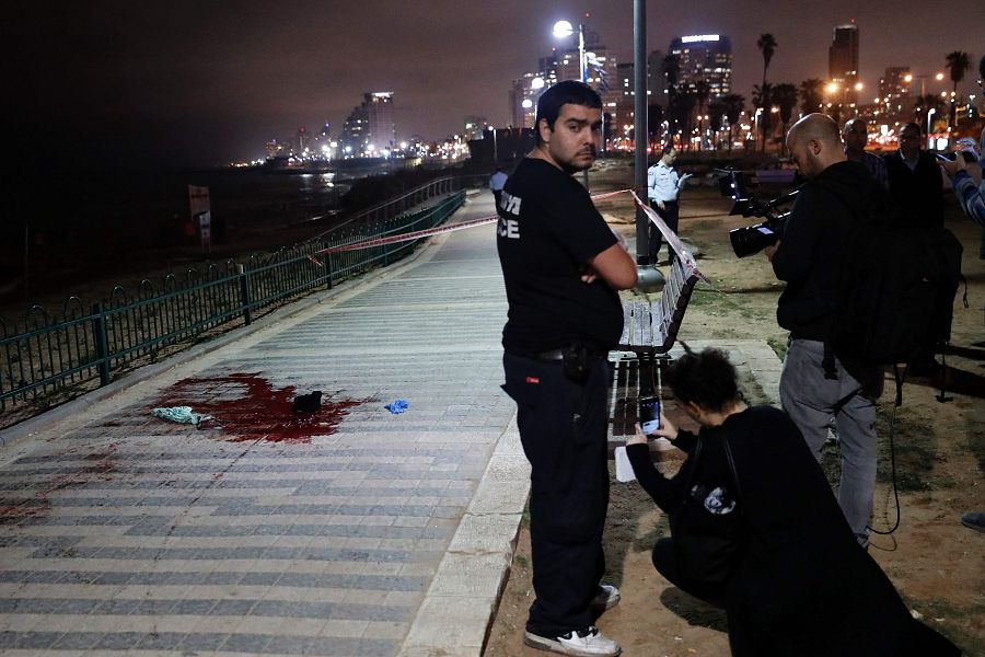 La Policía israelí examina el lugar de Jaffa, en Tel Aviv, donde un hombre ha apuñalado a varios transeúntes