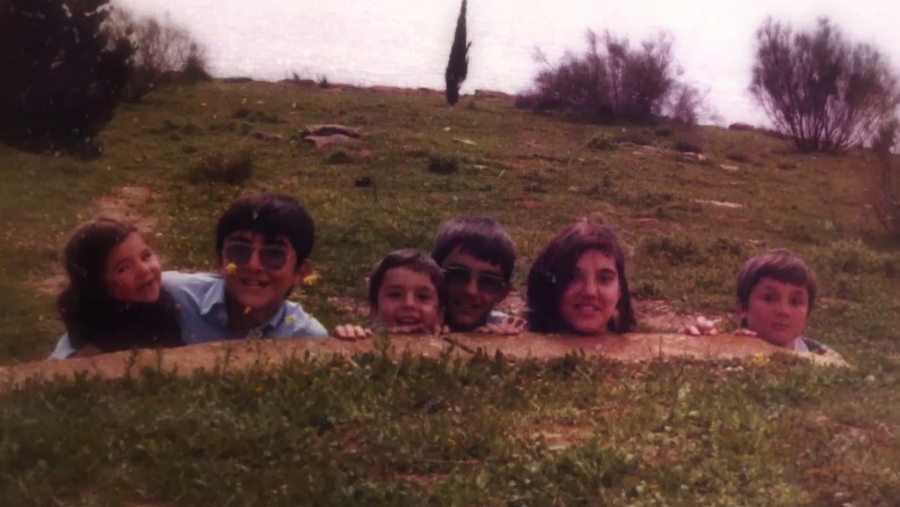 Jugando con sus hermanos