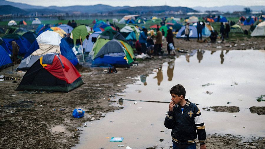 Un niño se detiene en medio de las tiendas de campaña del campo de refugiados de Idomeni, en la frontera entre Grecia y Macedonia.