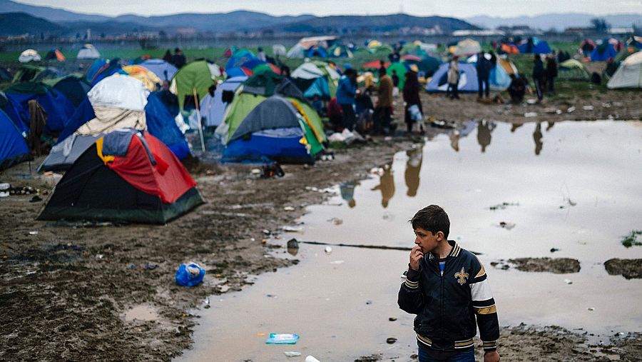  Un niño se detiene en medio de las tiendas de campaña del campo de refugiados de Idomeni, en la frontera entre Grecia y Macedonia. 