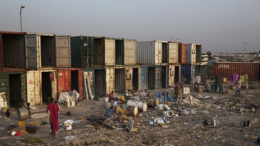 Sudán del Sur: la guerra ha empujado a 1,6 millones de personas fuera de sus hogares; en su mayoría, viven hacinadas en campos insalubres como estos. (Fuente: Médicos sin Fronteras).